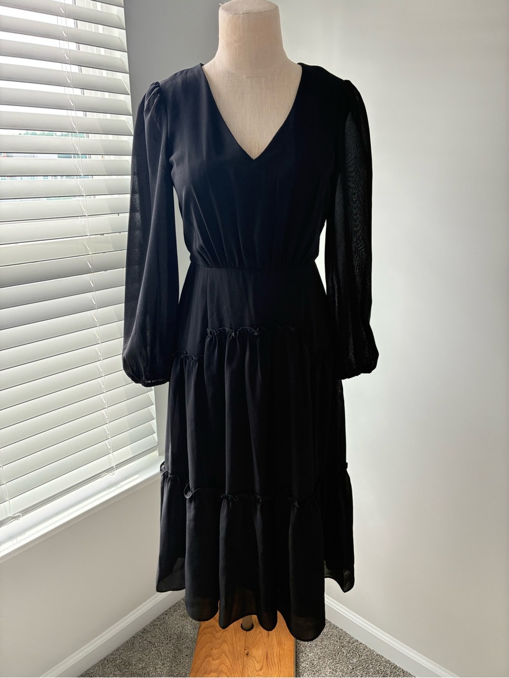 Gabby Skye Women's Black Tiered Ruffle V-Neck Midi Dress